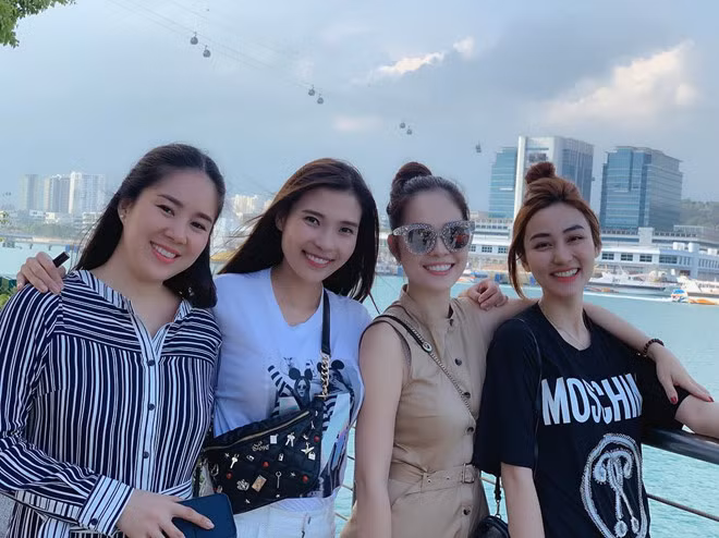Hôm 10/3, Ngân Khánh chia sẻ hình ảnh cô và nhóm bạn thân cùng nhau đi chơi tại Singapore. Nữ diễn viên viết: "Không hẹn mà hội ngộ.Để đây mà không nói.Năm sau "phây bút" nhắc.Mình lại gặp nhau nha". Tinh ban dep cua Ngan Khanh, Le Phuong va hoi ban than dien vien hinh anh 1