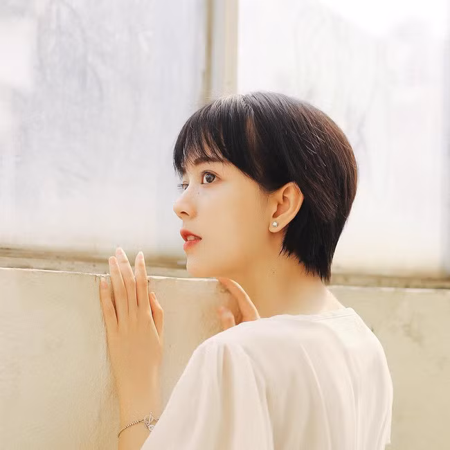 Lạc lối giữa Phượng Hoàng Cổ Trấn, nữ sinh Việt được CĐM Châu Á truy lùng, nhưng tấm ảnh thẻ mới là thứ gây sốt - Ảnh 2. Lạc lối giữa Phượng Hoàng Cổ Trấn, nữ sinh Việt được CĐM Châu Á truy lùng, nhưng tấm ảnh thẻ mới là thứ gây sốt - Ảnh 2.