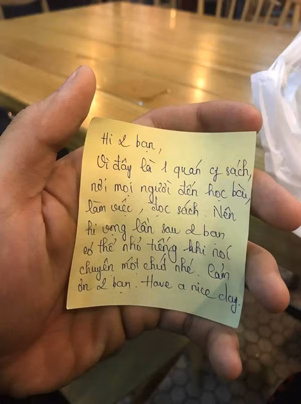 Được cô gái dúi vào tay mẩu giấy, thanh niên tưởng bở được gái xinh xin Facebook làm quen và sự thật phũ phàng