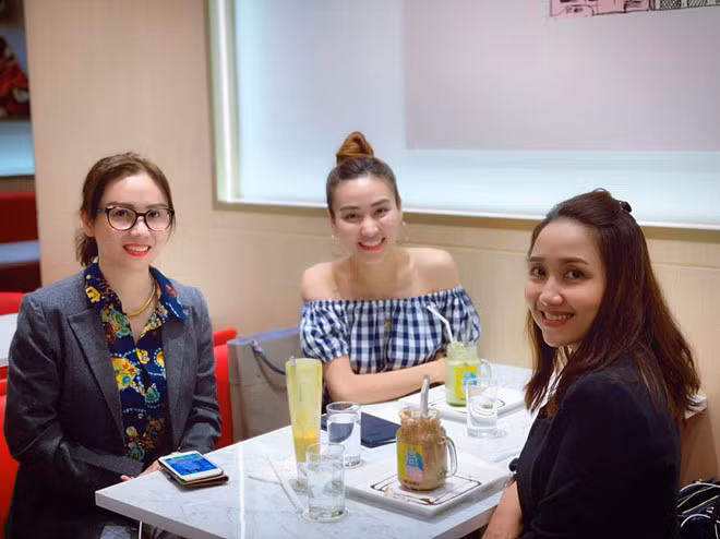 Ngân Khánh gặp gỡ các đàn chị đang sống và làm việc tại Singapore để học hỏi. Mới đây, cô cũng có dịp dự buổi giao lưu với đạo diễn củaCaptain Marvelnhân dịp đoàn làm phim đến đây quảng bá. Cô tiết lộ đã đặt câu hỏi cho các đạo diễn Anna Boden và Ryan Fleck. Tinh ban dep cua Ngan Khanh, Le Phuong va hoi ban than dien vien hinh anh 7