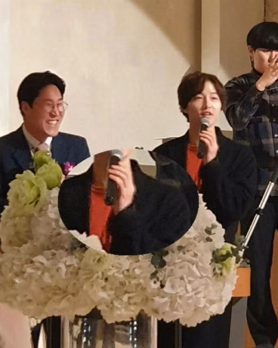 Song Joong Ki xuống sắc, tháo nhẫn cưới giữa tin đồn ly dị Song Hye Kyo ảnh 3 Nam diễn viên cũng không đeo nhẫn cưới, dù tham dự sự kiện bình thường, không liên quan đến công việc. Tin đồn vợ chồng Song - Song rạn nứt gây xôn xao showbiz Hoa, Hàn suốt những ngày đầu năm, tuy nhiên công ty quản lý phủ nhận. Bản thân hai diễn viên chỉ giữ im lặng. Song Joong Ki vừa từ Brunei trở về sau thời gian đóng phim.