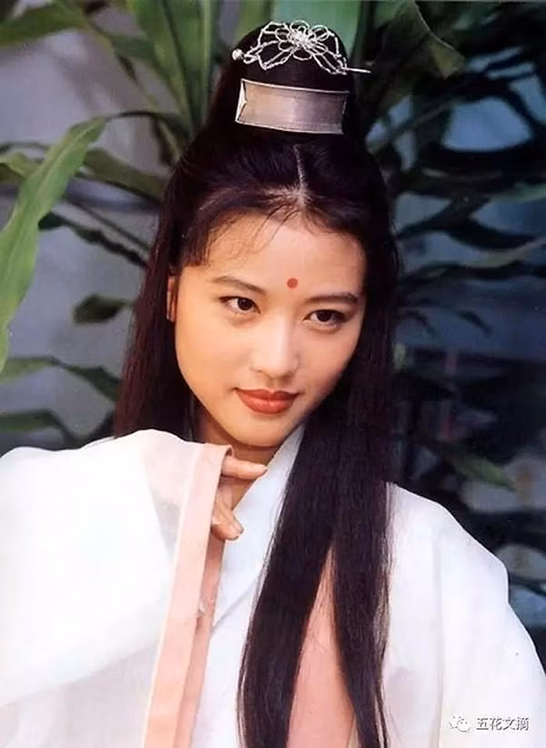 Sinh thời, nhà văn Kim Dung đánh giá Châu Hải My là hiện thân hoàn hảo nhất của Chu Chỉ Nhược trên phim. Ở cô vừa có nét đoan trang, hiền thục, vừa có chút tà khí. 25 năm sau lần bén duyên Ỷ Thiên Đồ Long ký lần đầu tiên, người đẹp Hong Kong trở lại tác phẩm này qua vai diễn Diệt Tuyệt sư thái trong bản phim mới lên sóng.
