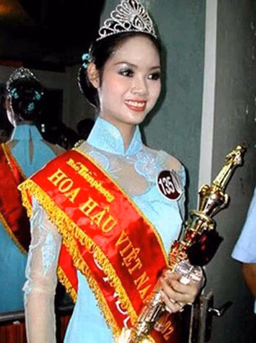 Hoa hậu Việt Nam đăng quang năm 17 tuổi, từng bị đồn mất tích giờ ra sao? ảnh 1 hoa hau viet nam dang quang nam 17 tuoi, tung bi don mat tich gio ra sao? - 1