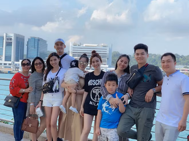 Dù nói "không hẹn mà hội ngộ" nhưng cư dân mạng đều nghĩ rằng rất có thể đây là chuyến đi chung của hội bạn thân nổi tiếng showbiz gồm Ngân Khánh, Thúy Diễm, Dương Cẩm Lynh,Lê Phương. Tinh ban dep cua Ngan Khanh, Le Phuong va hoi ban than dien vien hinh anh 2