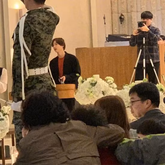 Song Joong Ki xuống sắc, tháo nhẫn cưới giữa tin đồn ly dị Song Hye Kyo ảnh 5 Song Joong Ki dự đám cưới với vai trò người dẫn chương trình.