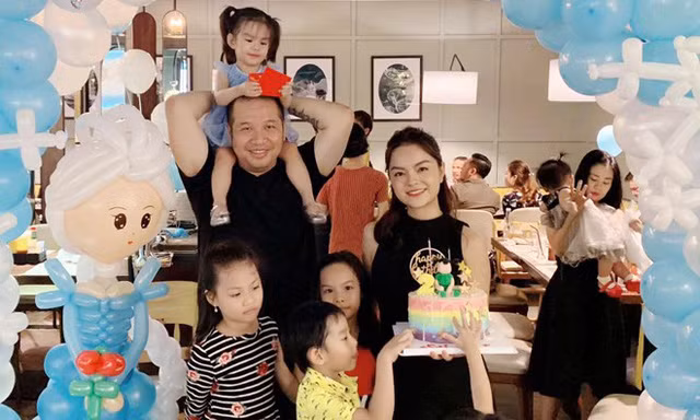 Quang Huy và Quỳnh Anh bên nhau mừng sinh nhật con gái tròn 2 tuổi. 