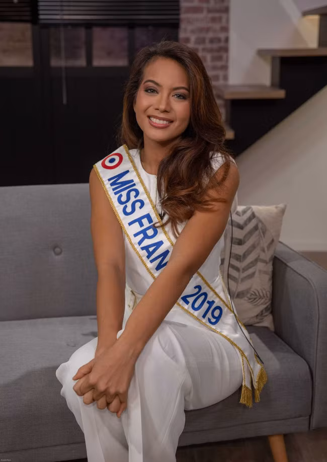 Nhan sắc và thành tích đáng nể của 4 nàng hậu mới đăng quang năm 2019: Bất ngờ với cô gái số 2! - Ảnh 25. Nhan sắc và thành tích đáng nể của 4 nàng hậu mới đăng quang năm 2019: Bất ngờ với cô gái số 2! - Ảnh 25.
