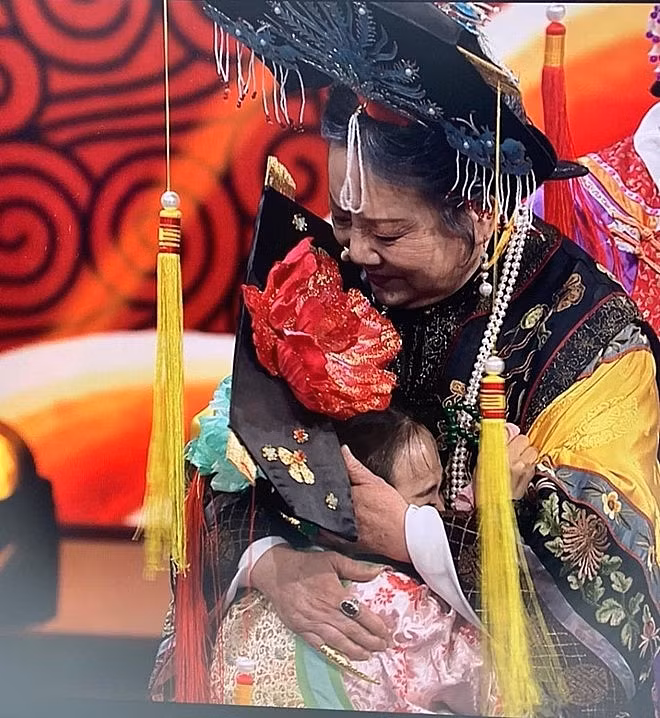 Cuộc tái ngộ đẫm nước mắt của dàn diễn viên “Hoàn Châu cách cách” sau hơn 20 năm cuoc tai ngo dam nuoc mat cua dan dien vien hoan chau cach cach sau hon 20 nam