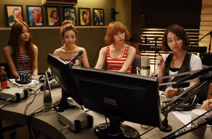 Muốn biết showbiz Hàn đáng sợ ra sao, xem ngay 4 bộ phim đình đám này! - Ảnh 2.