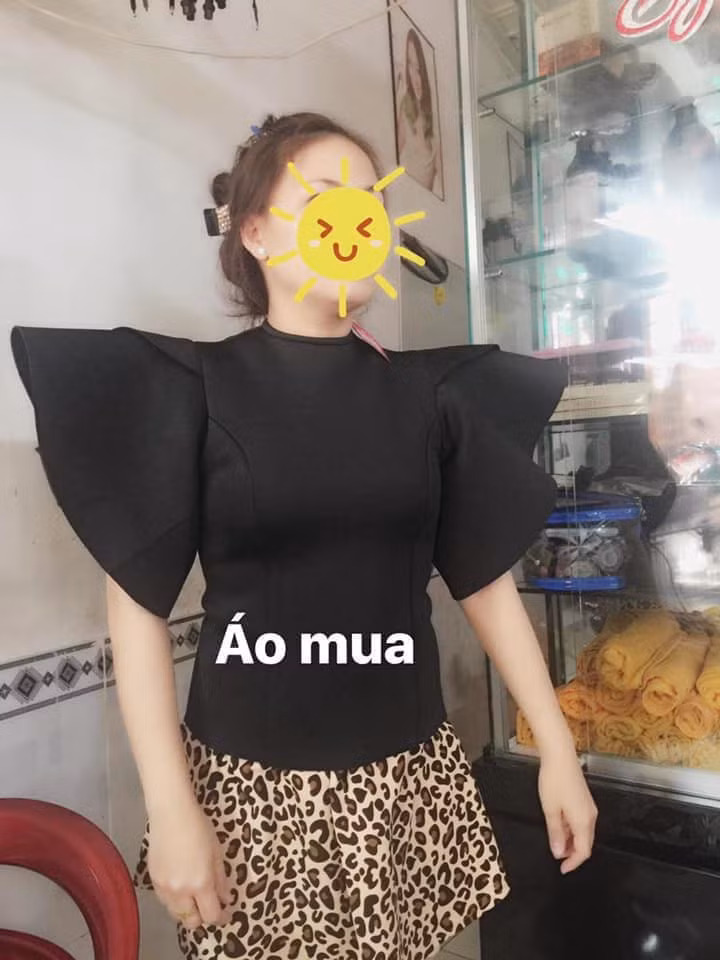Order chiếc áo đen tay rủ cầu kì, cô gái ngã ngửa khi nhận về sản phẩm trông không khác gì... áo giáp siêu nhân - Ảnh 4. Order chiếc áo đen tay rủ cầu kì, cô gái ngã ngửa khi nhận về sản phẩm trông không khác gì... áo giáp siêu nhân - Ảnh 4.