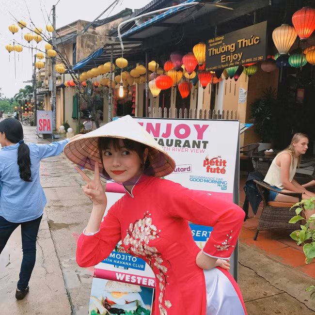 Lạc lối giữa Phượng Hoàng Cổ Trấn, nữ sinh Việt được CĐM Châu Á truy lùng, nhưng tấm ảnh thẻ mới là thứ gây sốt - Ảnh 5. Lạc lối giữa Phượng Hoàng Cổ Trấn, nữ sinh Việt được CĐM Châu Á truy lùng, nhưng tấm ảnh thẻ mới là thứ gây sốt - Ảnh 5.