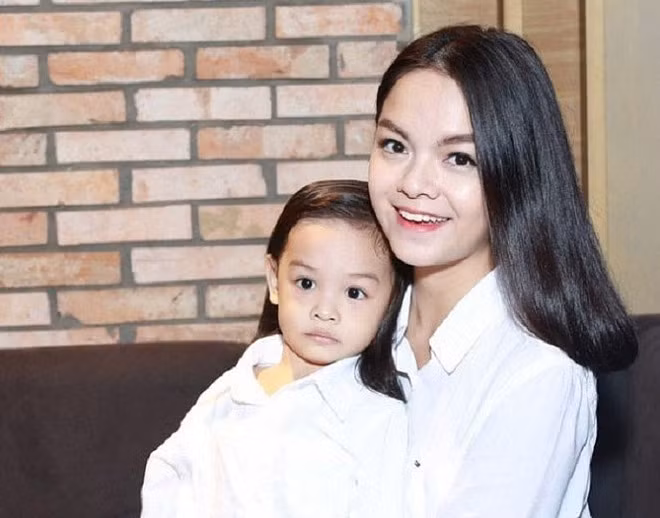 Phạm Quỳnh Anh xót xa khi thấy con gái nhỏ đọc được tin bố mẹ ly hôn trên báo.