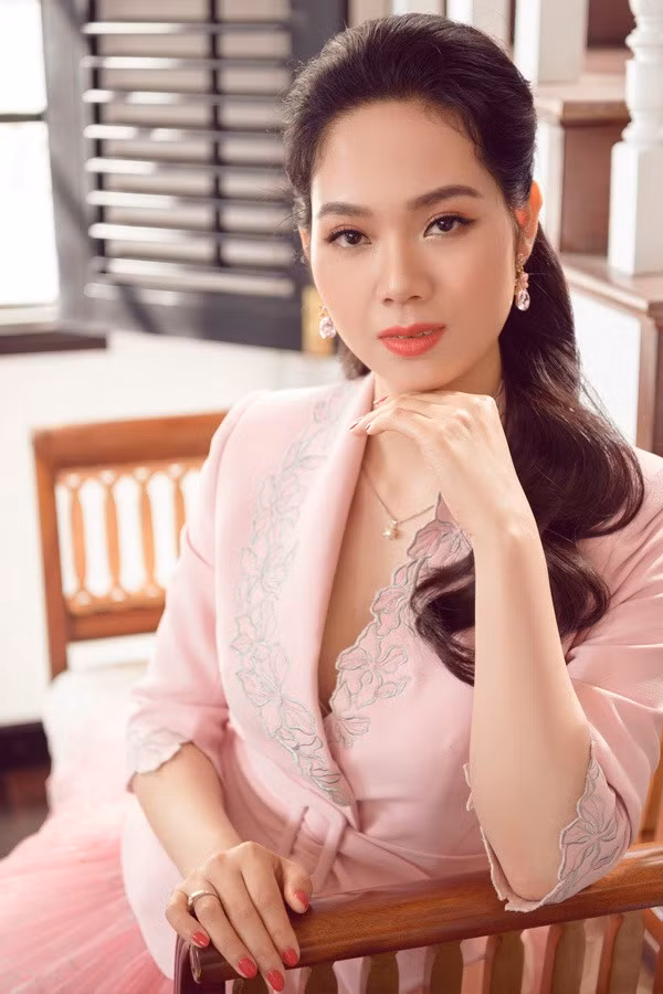 Mai Phương khoe nhan sắc lão hóa ngược sau 17 năm đăng quang Hoa hậu Việt Nam 2002 - Ảnh 1.