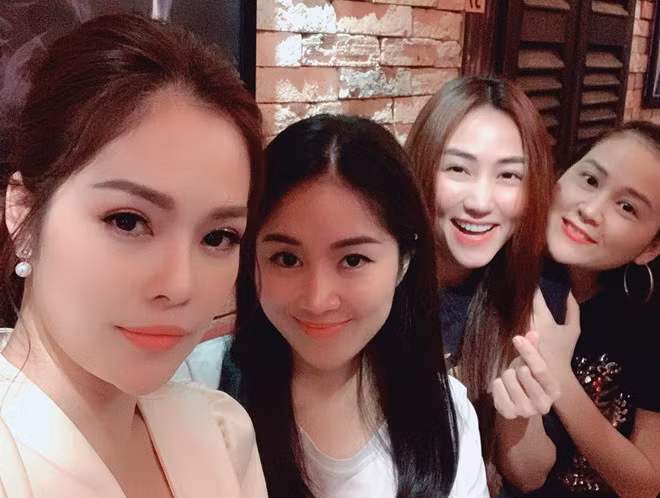 Khác với một số hội bạn thân showbiz khác thường khoe hàng hiệu hay chụp ảnh "sống ảo" thật hoành tráng, hội bạn của Ngân Khánh thường chia sẻ nhiều khoảnh khắc giản dị, tình cảm. Tinh ban dep cua Ngan Khanh, Le Phuong va hoi ban than dien vien hinh anh 10