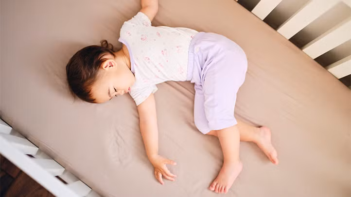 Bạn có thể cần phải gắn thanh chắn giường cho trẻ mới biết đi để ngăn trẻ vô tình rơi khỏi giường. (Ảnh: ITN) Bạn có thể cần phải gắn thanh chắn giường cho trẻ mới biết đi để ngăn trẻ vô tình rơi khỏi giường. (Ảnh: ITN)