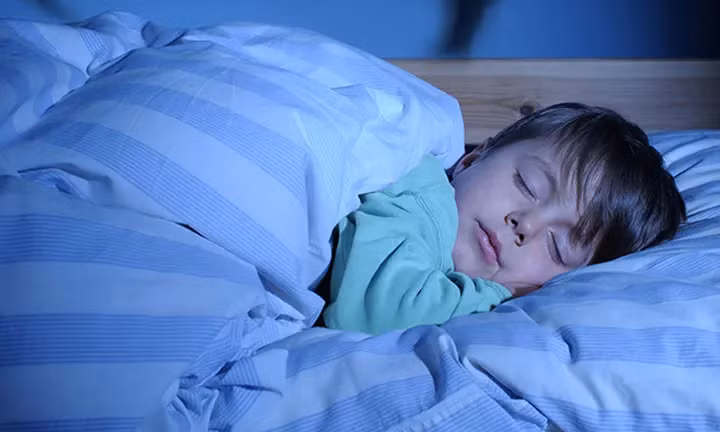 Việc trẻ thường xuyên mắc chứng sợ hãi ban đêm trong một thời gian dài là điều hiếm gặp. (Ảnh: ITN) Việc trẻ thường xuyên mắc chứng sợ hãi ban đêm trong một thời gian dài là điều hiếm gặp. (Ảnh: ITN)