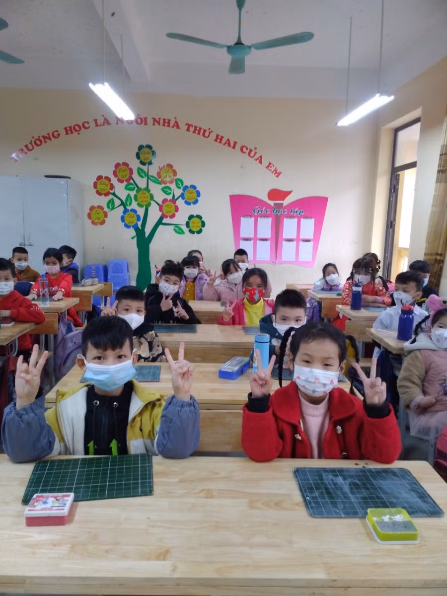 Được gặp các thầy cô, bạn bè trên lớp là niềm vui lớn với các em.