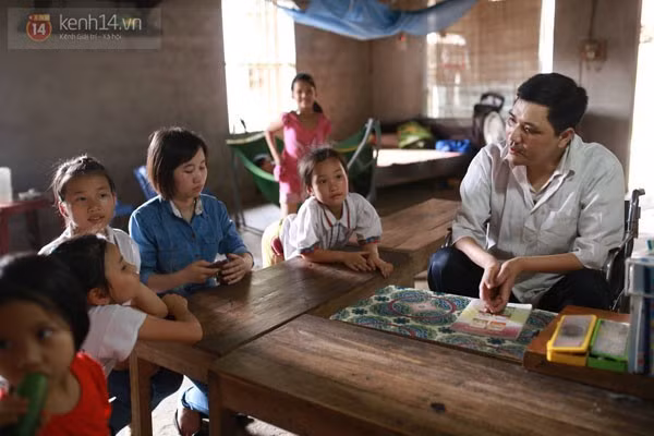 Từ một người tàn tật, Trường đã miệt mài khổ luyện để viết chữ bằng miệng và trở thành thầy giáo đặc biệt