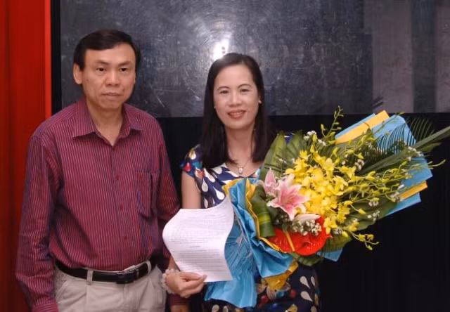 Chủ tịch LĐLĐ TP Hà Nội Trần Văn Thực trao quyết định bổ nhiệm Tổng Biên tập cho đồng chí Lê Thị Bích Ngọc