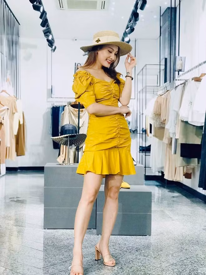 Bảo Thanh "Về nhà đi con" đầy gợi cảm khi diện váy ngắn tôn chiều cao "lý tưởng" ảnh 2 Bao Thanh