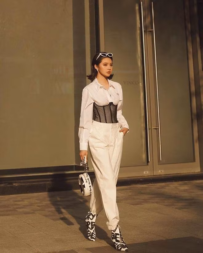 Jolie Nguyên luôn nhanh chóng tiếp cận những mẫu hàng hiệu mới từ các nhà mỗi lớn theo từng thời điểm khác nhau vì thế mà những món đồ cô sở hữu đều khá mới mẻ và khác biệt, ít khi đụng hàng với những người đẹp khác.