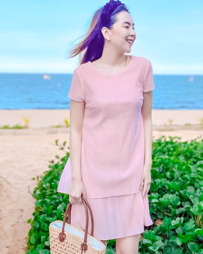 Khỏi phải suy nghĩ nhiều khi mix đồ, chị em cứ sắm set áo + chân váy liền cành như Mai Ngọc là đẹp xinh hết ý.
