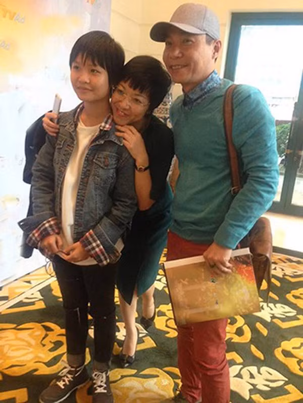 Kiến bên bố và mẹ kế Thảo Vân.