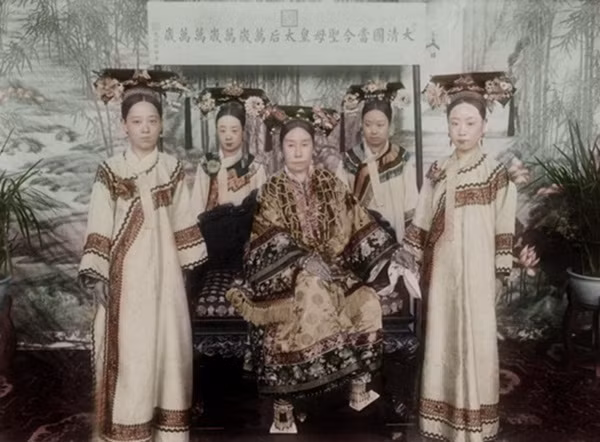 Tứ cách cách đứng đầu tiên từ trái sang phải.