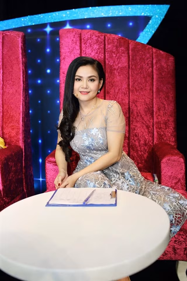 Kim Tử Long vô cùng hạnh phúc với cuộc sống bên bà xã Trinh Trinh, anh chia sẻ: "Cuộc sống của tôi cùng Trinh Trinh và hai con nhỏ hiện ổn định, thoải mái và không phải lo cơm áo gạo tiền. Tôi luôn tự hào về điều đó".