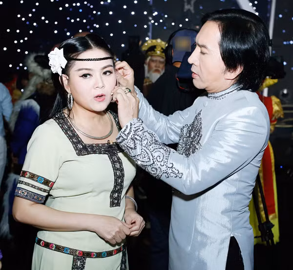 "Mỗi lần đi công tác là anh đều mua quà tặng tôi. Dù quà không phải là hàng hiệu đắt tiền nhưng qua đó tôi thấy được tấm lòng của chồng. Thậm chí, anh mua cho tôi những bộ đồ ngủ, đồ dùng nấu ăn. Những món quà chồng tặng từ lúc mới quen tôi cất giữ cho đến tận bây giờ", cô nói.