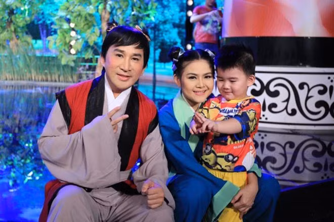 “Nếu chồng nóng tính, tôi sẽ nhẹ nhàng. Anh Long rất nghiêm khắc, nhất là trong công việc. Nhưng phía sau sân khấu, anh rất thương và lo lắng cho tôi”, cô chia sẻ.