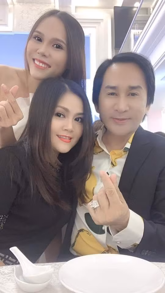 Chia sẻ về ông xã, Trinh Trinh cho biết, chồng là người sống thực tế và biết chia sẻ công việc nhà với vợ. Mỗi khi rảnh rỗi, anh không ngại cùng vợ con đi du lịch khắp nơi trên thế giới, tặng cô những món quà đặc biệt.