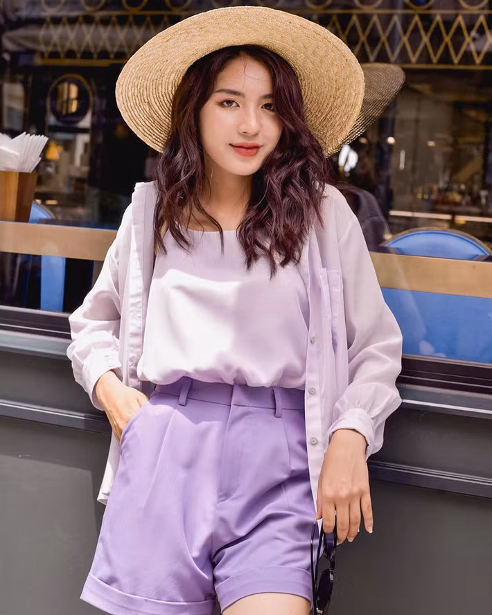 Đừng nghĩ set đồ trên tím - dưới tím sẽ sến sẩm bội lần, bởi cô nàng này đã chứng minh điều ngược lại: Diện đồ tím càng trông nhẹ nhàng, dễ thương hơn. Bí kíp chính là chọn những item trẻ trung như áo lụa hai dây và quần shorts.