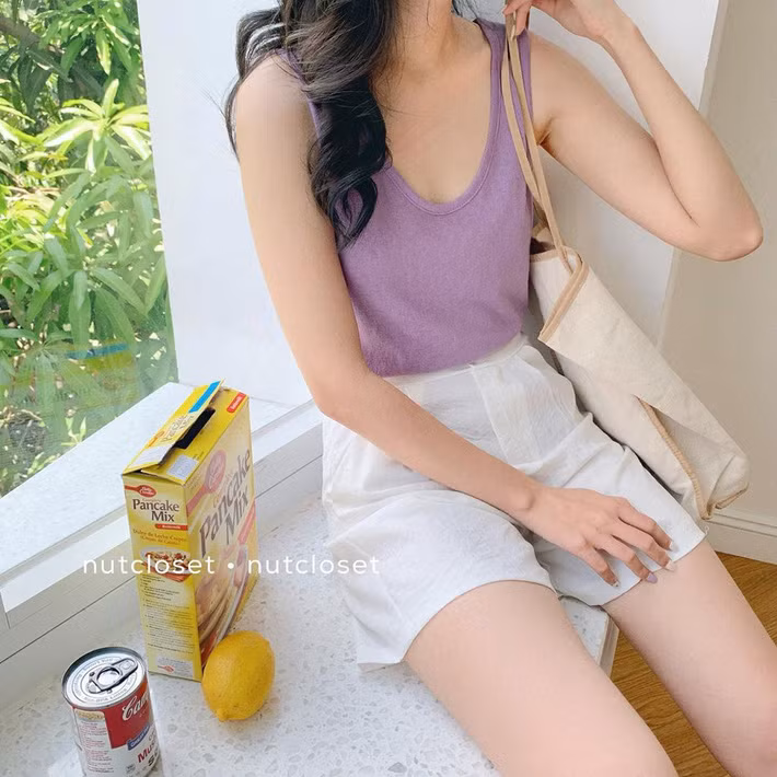 Áo tank top là item "cứu tinh" trong mùa nóng, nhưng sẽ tuyệt vời hơn nếu bạn chọn chiếc áo màu tím trendy để diện.