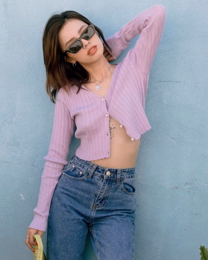 Crop top thun gân cài khuy màu tím nền nã có lẽ là item dễ diện nhất trên đời, kết hợp với chân váy ngắn hoặc quần jeans là style xịn mịn lên vài nấc.