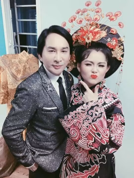 Nghệ thuật cũng là nơi bén duyên Kim Tử Long và bà xã Trinh Trinh. Cả hai chung sống với nhau gần 10 năm nay bất chấp nhiều lời dị nghị về khoảng cách 11 tuổi.