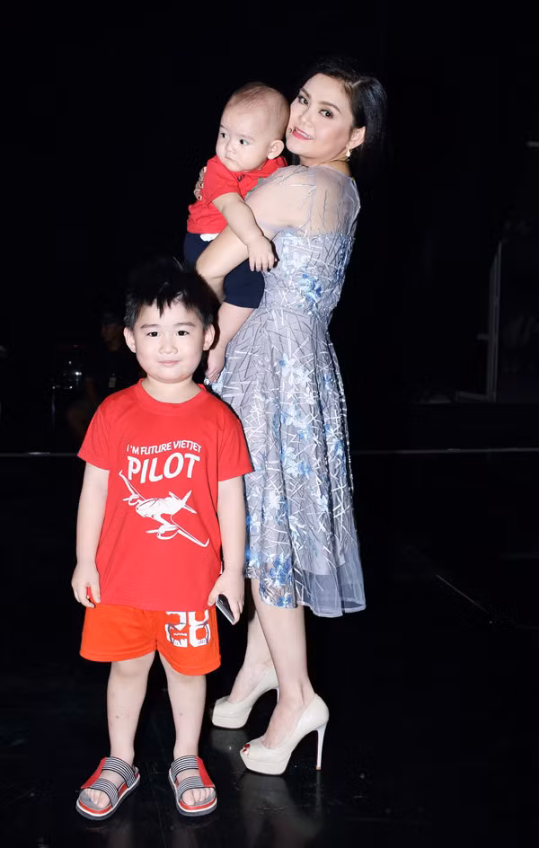 Dù vậy, cô vẫn bỏ ngoài tai mọi lời đàm tiếu, ở bên chăm sóc cho ông xã và sinh cho Kim Tử Long 2 người con trai tên Hoàng Gia Khánh và Hoàng Gia Khiêm. Đến nay, đôi nghệ sĩ vẫn chung sống hạnh phúc dù chưa tổ chức lễ cưới.