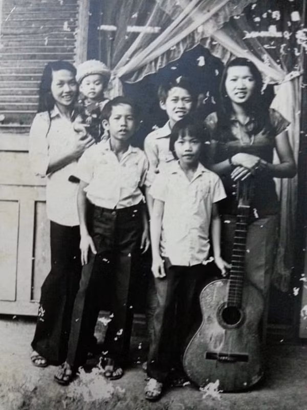 6 anh chị em trong gia đình Hoài Linh khi còn nhỏ.