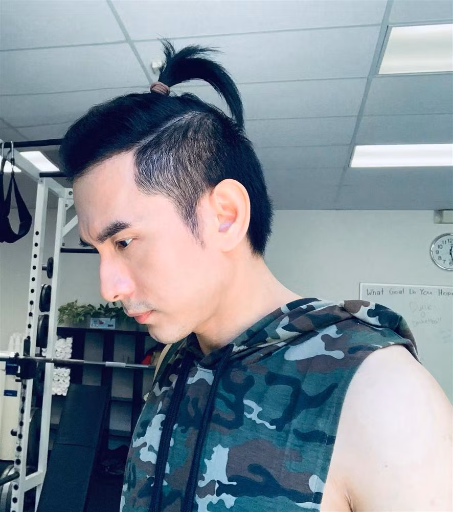 Thỉnh thoảng, Đan Trường lại đổi gió với tóc buộc đuôi gà "trẻ trâu".