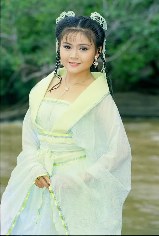 Được biết, vợ 3 của Kim Tử Long vốn xuất thân trong một gia đình có truyền thống nghệ thuật. Cô là con ruột của nghệ sĩ Xuân Yến, Hữu Cảnh, cháu ruột NSND Thanh Tòng và chị họ của NSƯT Quế Trân.