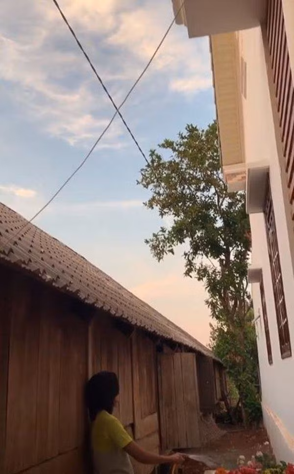 Ngôi nhà mới được xây dựng nằm sát nhà sàn mà H'Hen Niê sửa sang cho bố mẹ cách đây 1 năm.