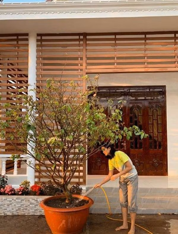 Căn nhà rộng rãi, sang trọng với tông màu chủ đạo trắng - nâu.