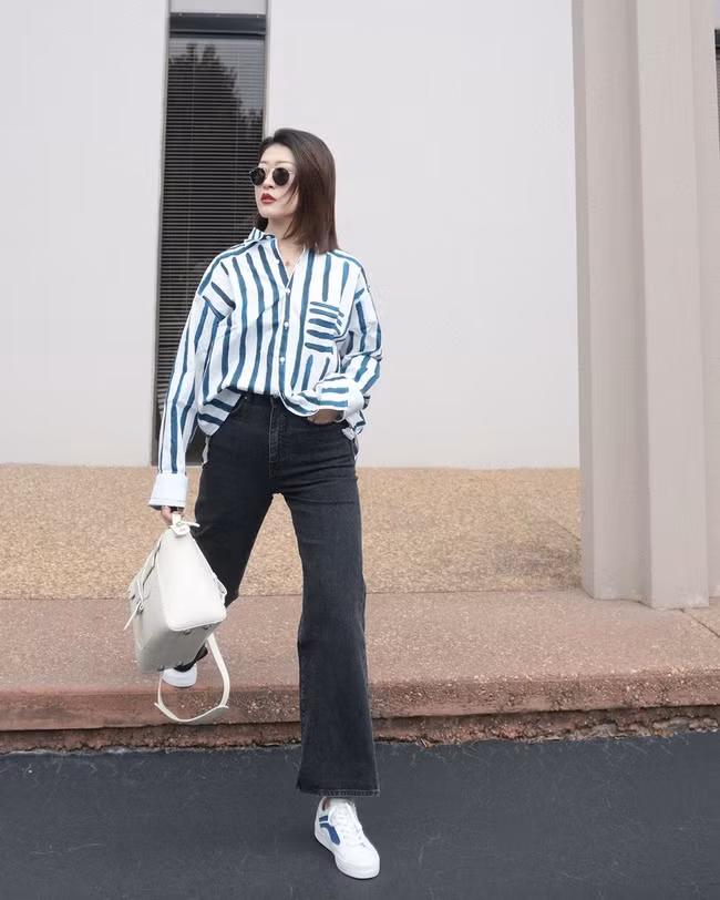 Những chiếc áo sơ mi kẻ sọc sẽ tạo điểm nhấn thú vị cho tủ đồ màu trung tính của chị em. Khi kết hợp với quần jeans đen dáng suông và sneaker trắng, vẻ ngoài sẽ trở nên thời thượng, hút mắt khỏi bàn cãi.