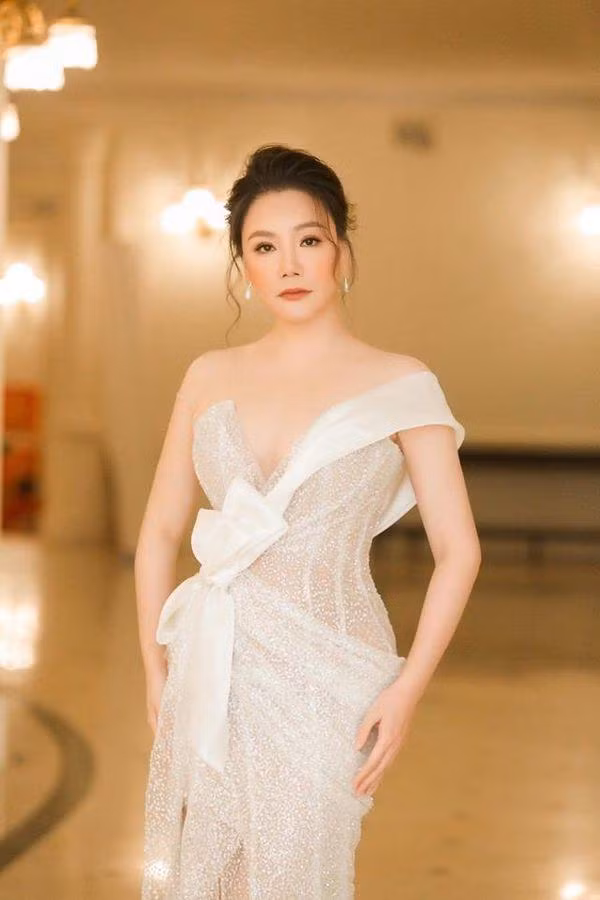 Hồ Quỳnh Hương ở tuổi 40 ghi điểm với diện mạo tươi trẻ, tràn đầy sức sống.