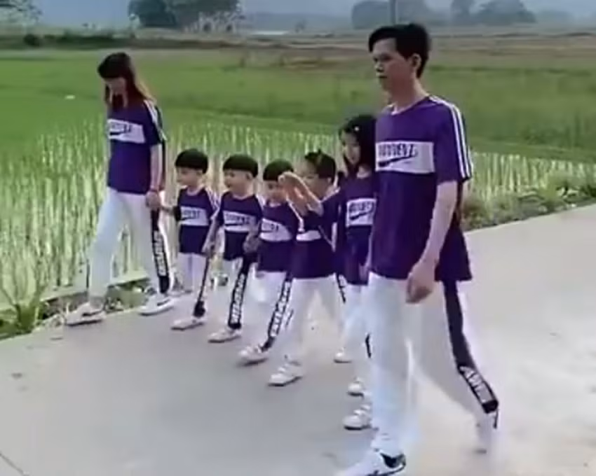 Hình ảnh đàn con đông vui khiến người xem không biết nên vui lo thay cho cặp vợ chồng. k