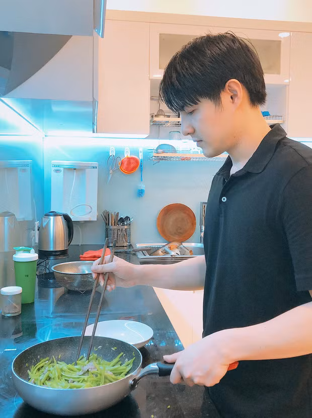 Từ khi bà xã mang thai, Ông Cao Thắng dù bận rộn công việc nhưng vẫn dành trọn thời gian chăm sóc, vào bếp nấu ăn cực khéo léo.