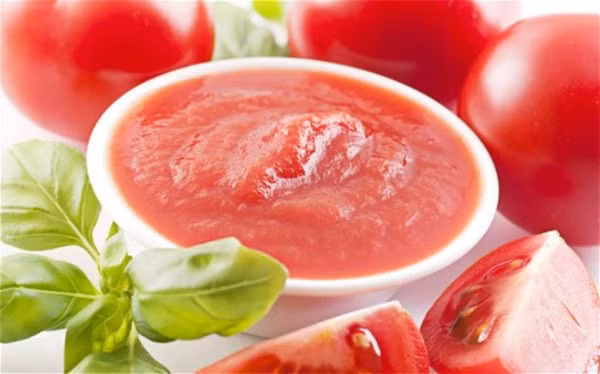 Cà chua chứa nhiều dưỡng chất giúp đẩy lùi lão hoá, đem tới làn da sáng mịn.
