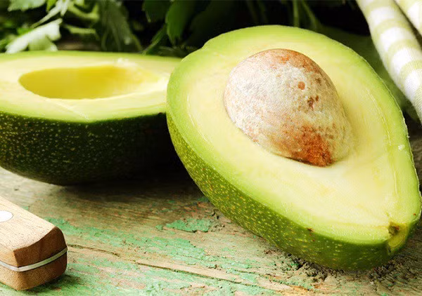 Quả bơ có tác dụng đẩy lùi lão hoá da hiệu quả.