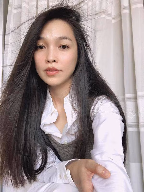 Gương mặt hiện tại của nữ ca sĩ cũng trẻ trung chẳng thua quá khứ.