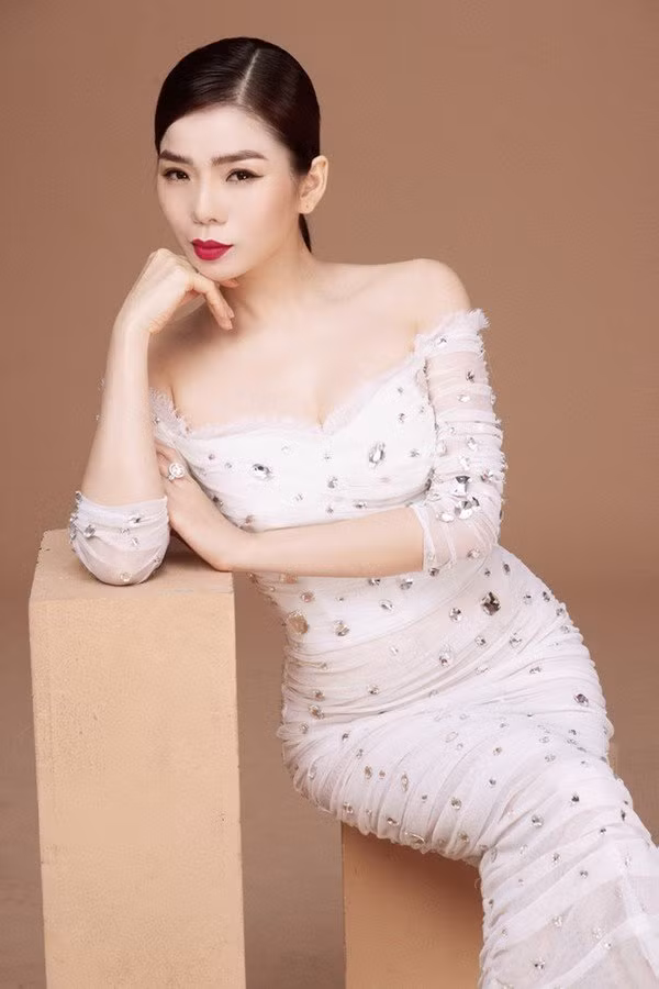 Nữ ca sĩ đã phải nhờ cậy tới "dao kéo" để cải thiện dáng mũi. Việc phẫu thuật mũi đã giúp gương mặt của cô trở nên thanh thoát, hài hoà hơn.